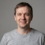 Улыбающийся клиент Бананатото изучает условия отыгрыша бонусов в онлайн-казино для оценки их реальной выгоды