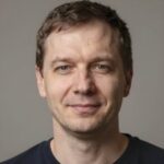 Улыбающийся клиент Бананатото делится честным отзывом о прозрачности партнерских отношений в казино